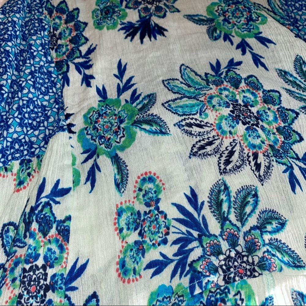 Button Back Floral Tank Top - Picture 4 of 5